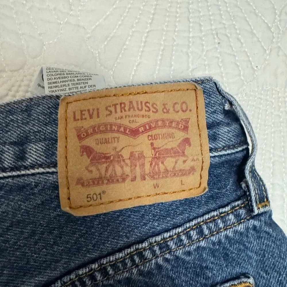 Women’s Levi 501 Shorts size 30 - Image 4