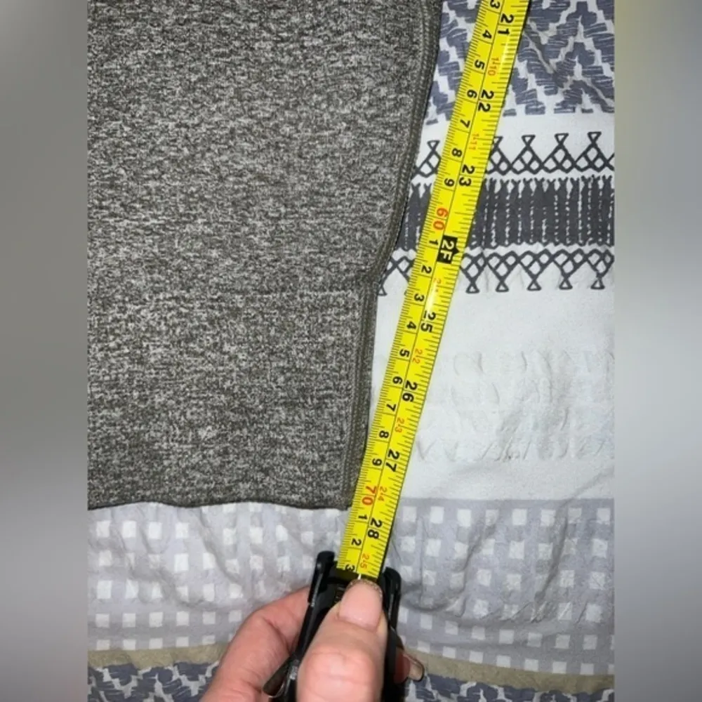 Lululemon Engineered Warmth Jogger in Grey Sage Size‎ 6 - Image 2