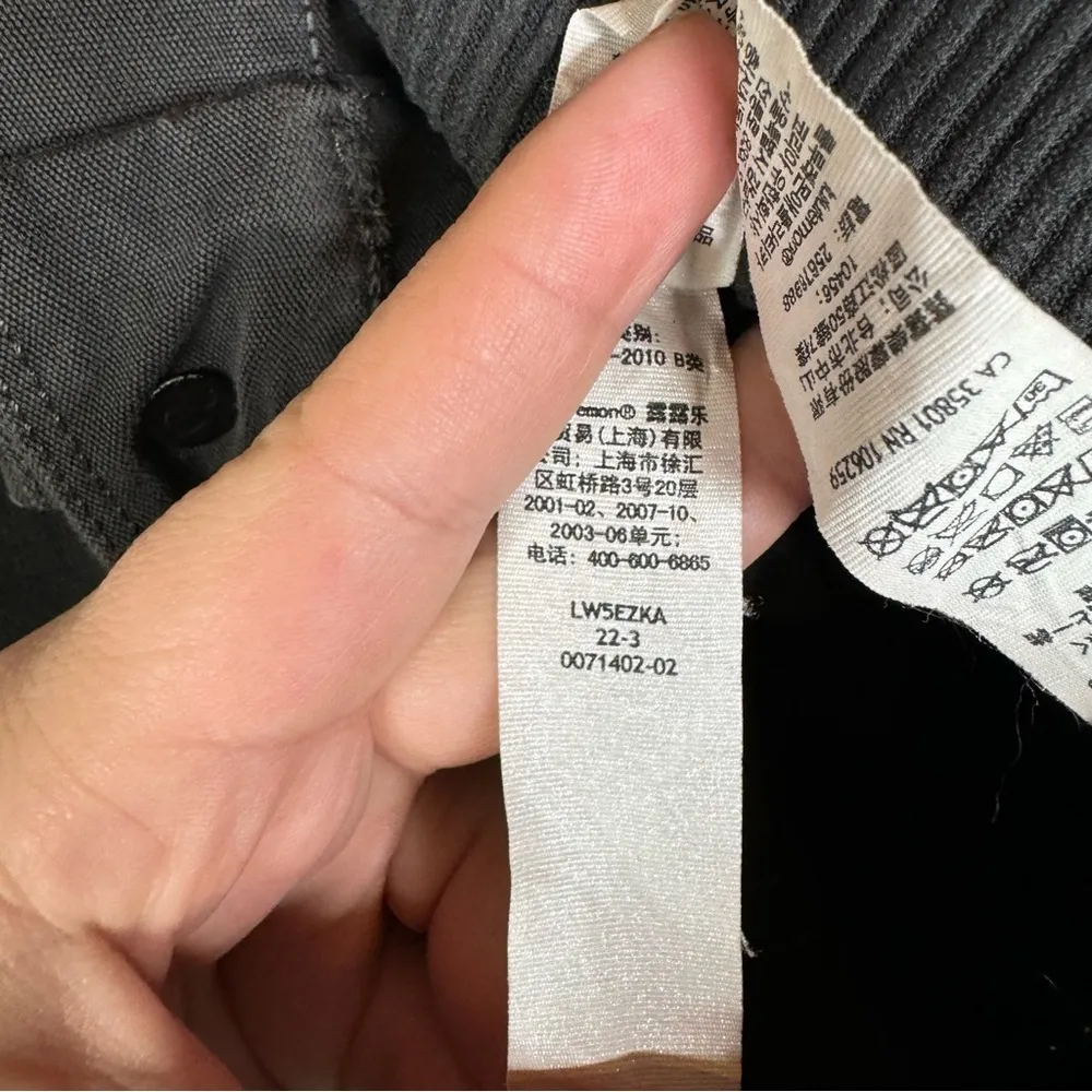 Lululemon Light Utilitech Cargo Pocket High-Rise Pant
Graphite Grey Size 27 - Image 9