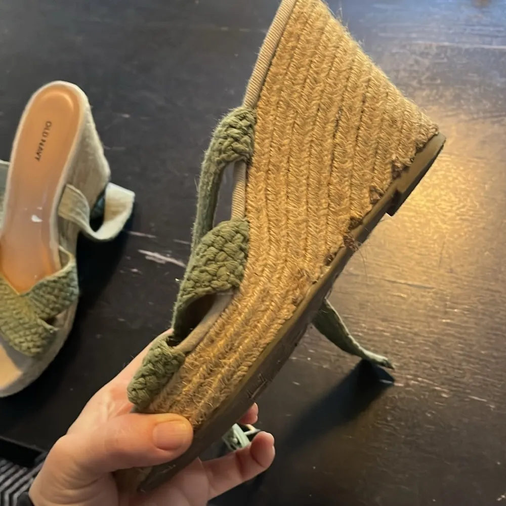 sandals. Size 8. Good used condition. A couple flaws shown in photos. - Image 3