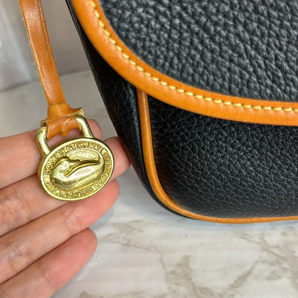 Dooney & Bourke Vtg equestrian blk Pebbled Leather with Brown Trim crossbody - Image 4