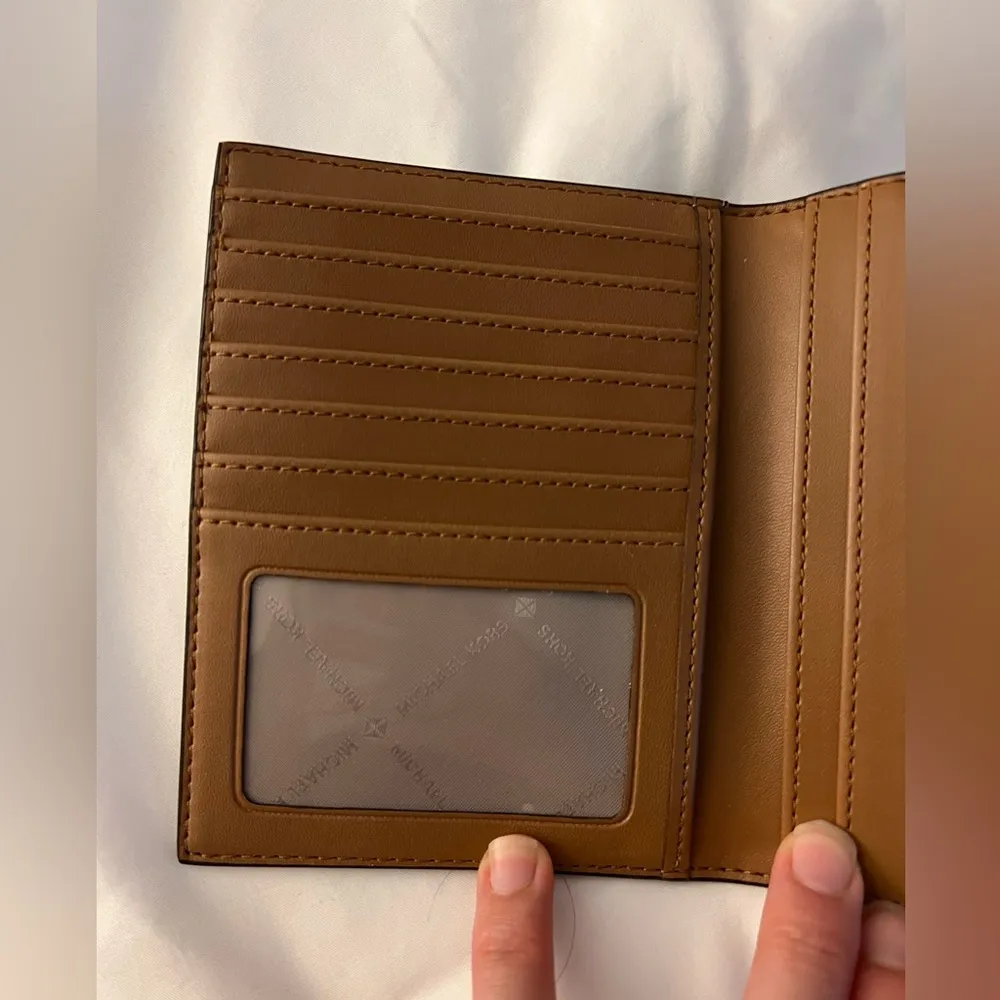 Michael Kors Jet Set Travel Passport Case wallet MK Signature Brown / Acorn EUC - Image 5