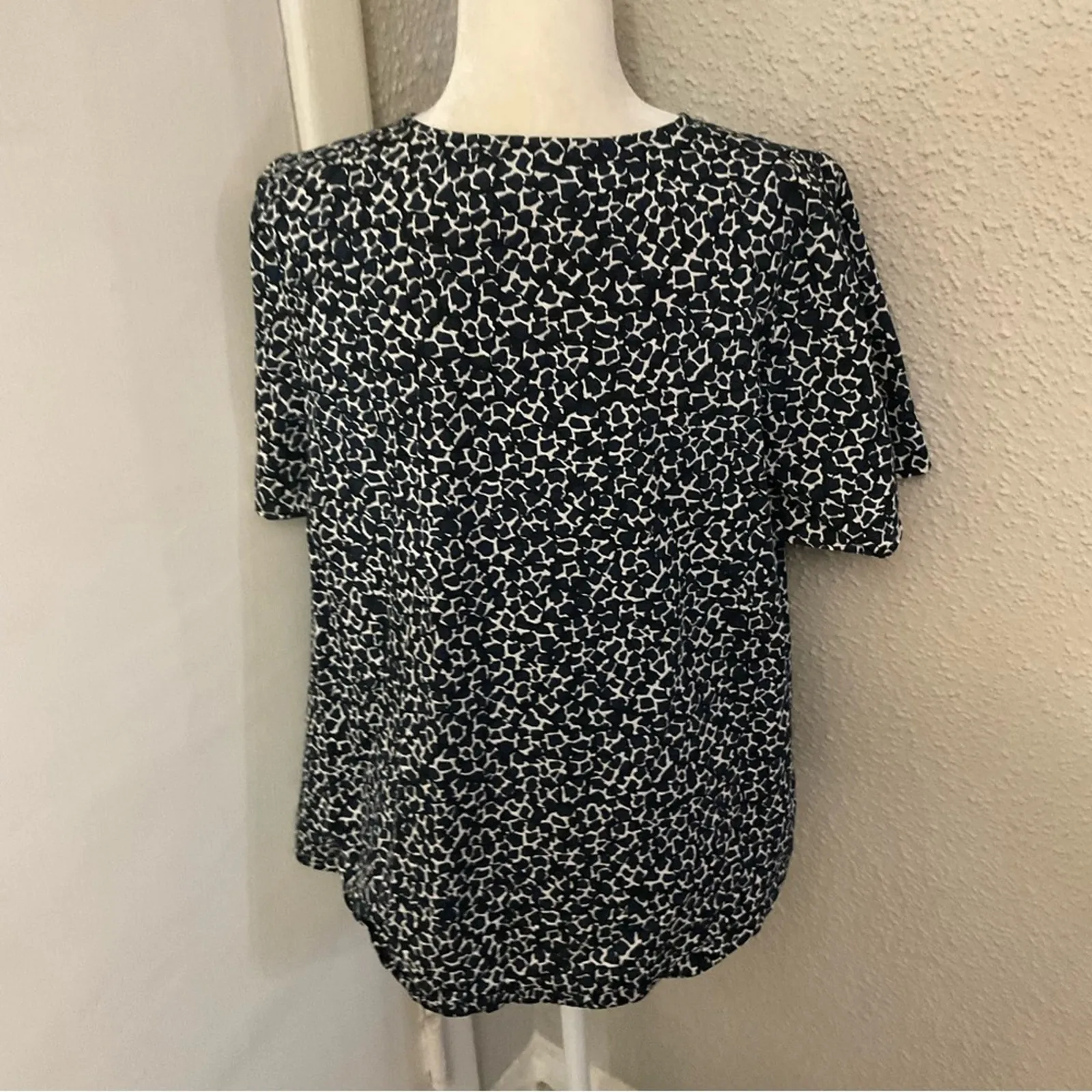 Who What Where Navy/White Graphic Print Flutter Sleeve Blouse M Casual Bohemian - Image 2