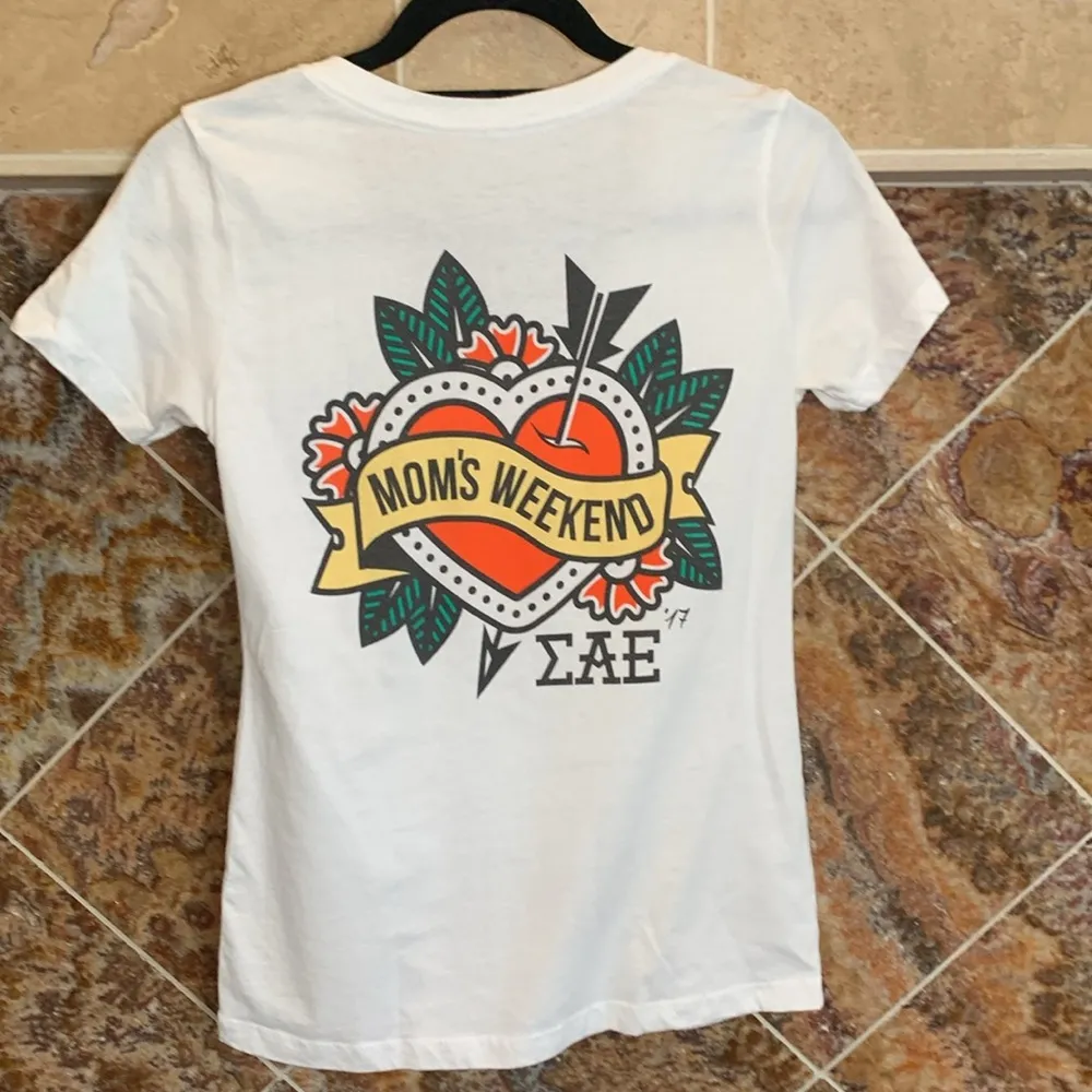 2017 SAE Fraternity Mom's Weekend White Short Sleeve-V-Neck T-Shirt Size Medium - Image 2