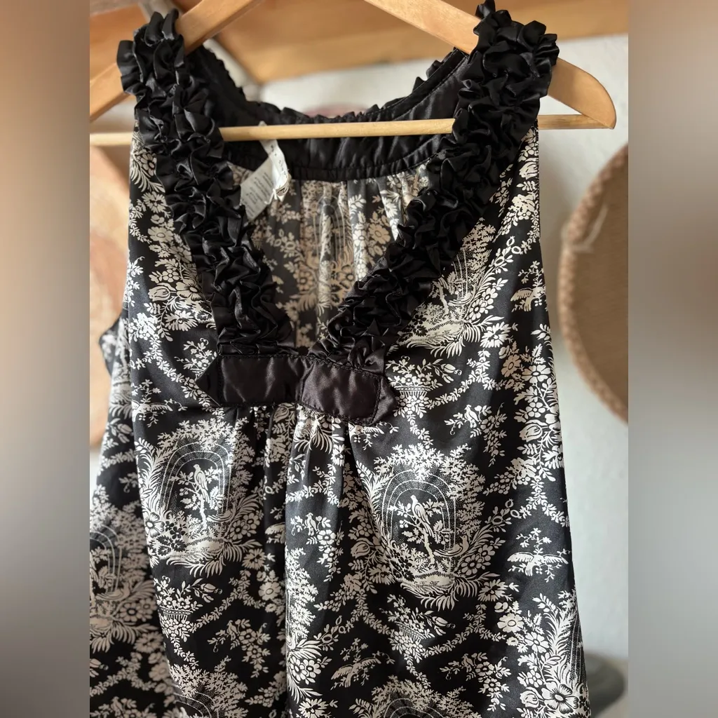 Max Studio Brand Black and White Floral Print Ruffled sleevelessTop M y2k birds - Image 3