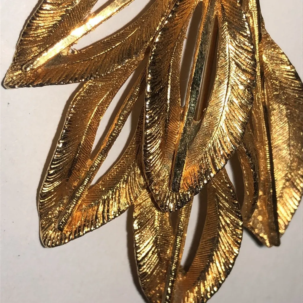 BSK Vintage Gold Tone Leaf Faux Pearl Retro Brooch Shoulder Pin - Image 4