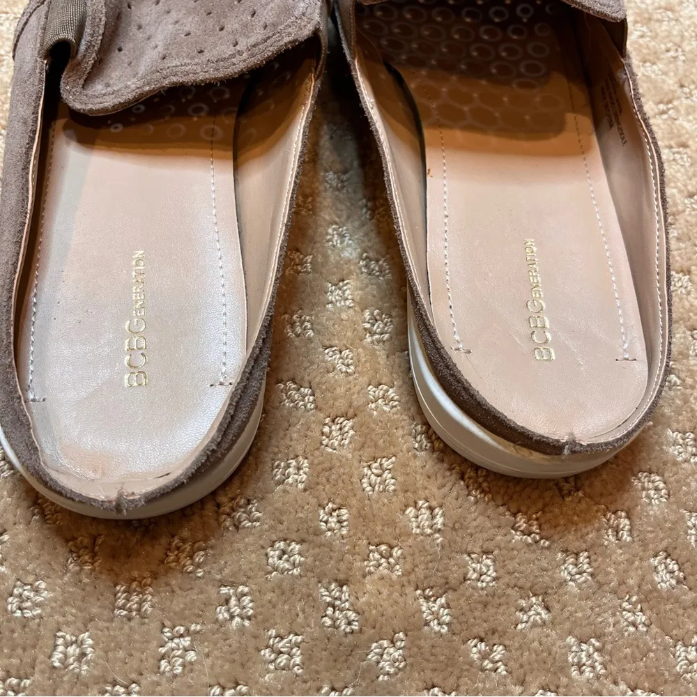 BCBG Tan loafer mules size 10 gym shoe slides - Image 3