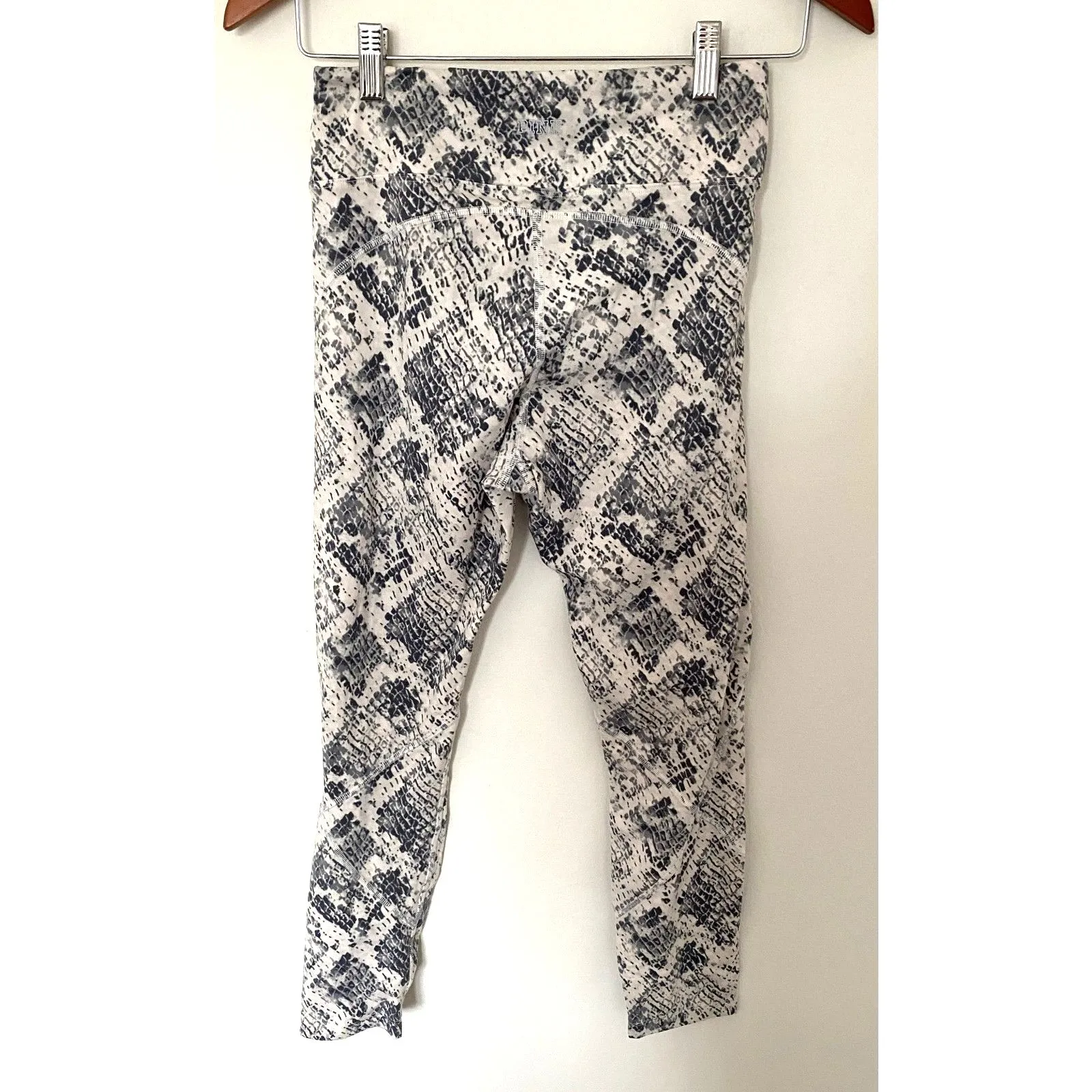 Title Pink Victoria's Secret Snake Print Cream Gray Ankle Leggings Stretchy Sz M - Image 3