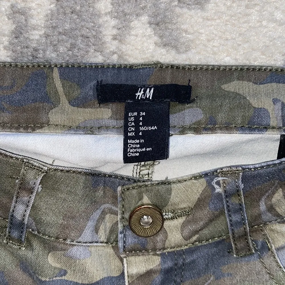Low-Rise Camo Skinny Pants - Image 2