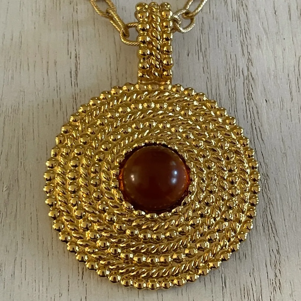 Vintage ‘80s large round gold tone amber color Cabochon medallion necklace Brown - Image 9