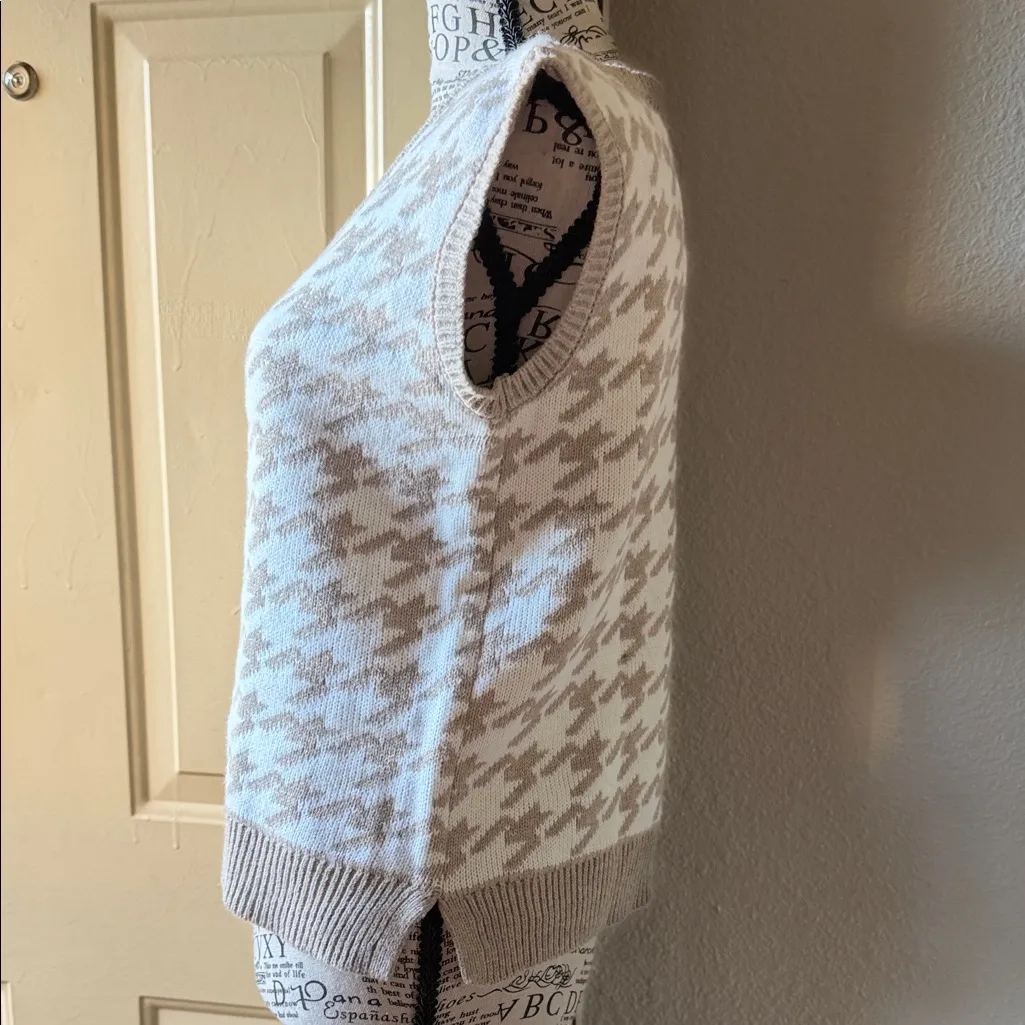 Jessica Simpson V-Neck Houndstooth Sweater Vest - Cream and Brown - Image 3