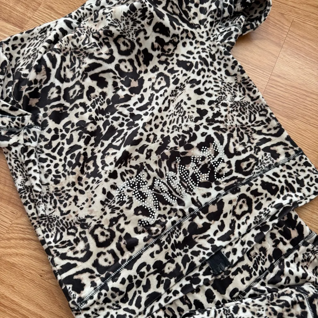 Juicy Couture cheetah short sleeve Hoodie & shorts set with rhinestones logo Med - Image 4