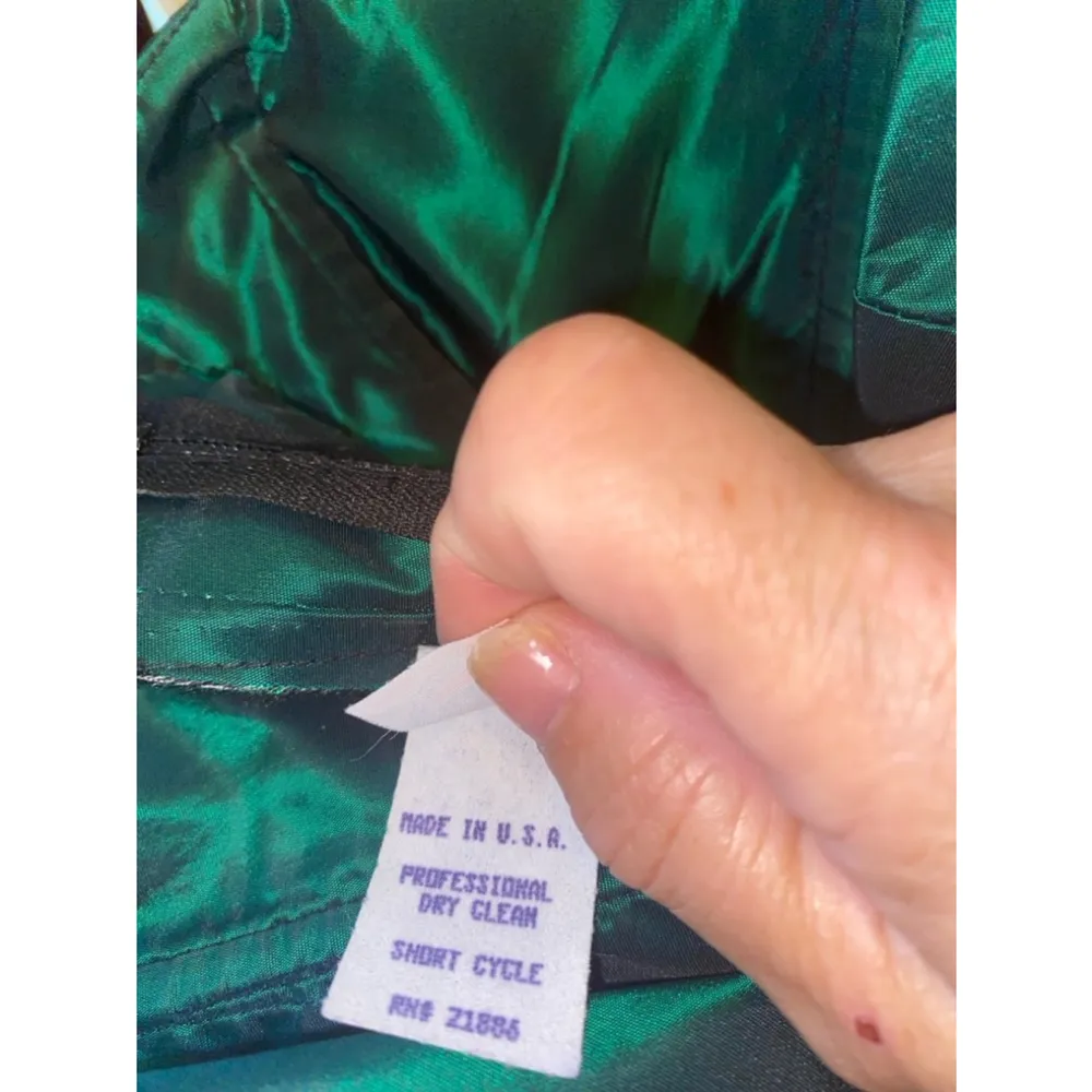 Women's 1980’s taffeta emerald green Dress/jacket size 6/8 - Image 3