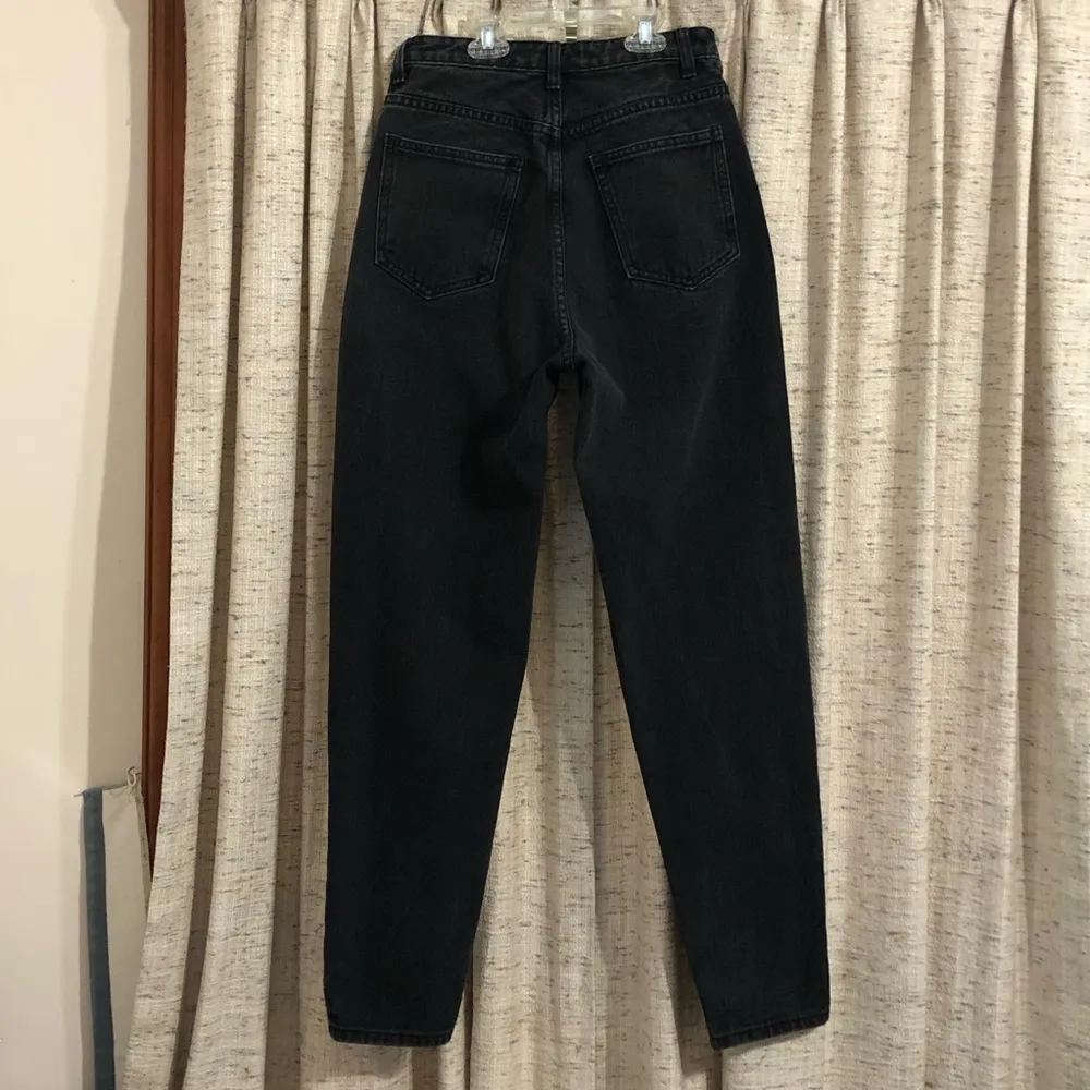 PrettyLittleThing Washed Black Ripped Knee Mom Jeans - Image 8