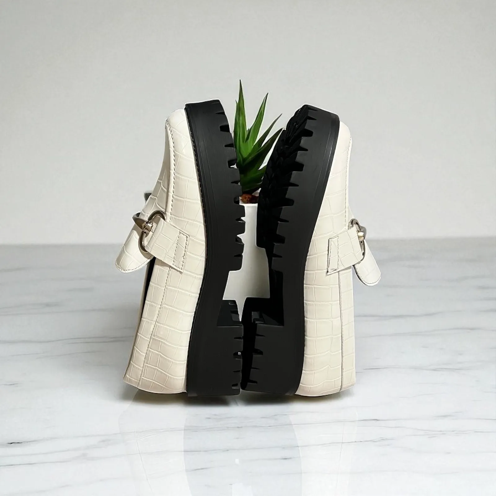 Steve Madden Lug Sole Loafers Size 7.5 White Croc‎ Embossed Hardware Accents - Image 8