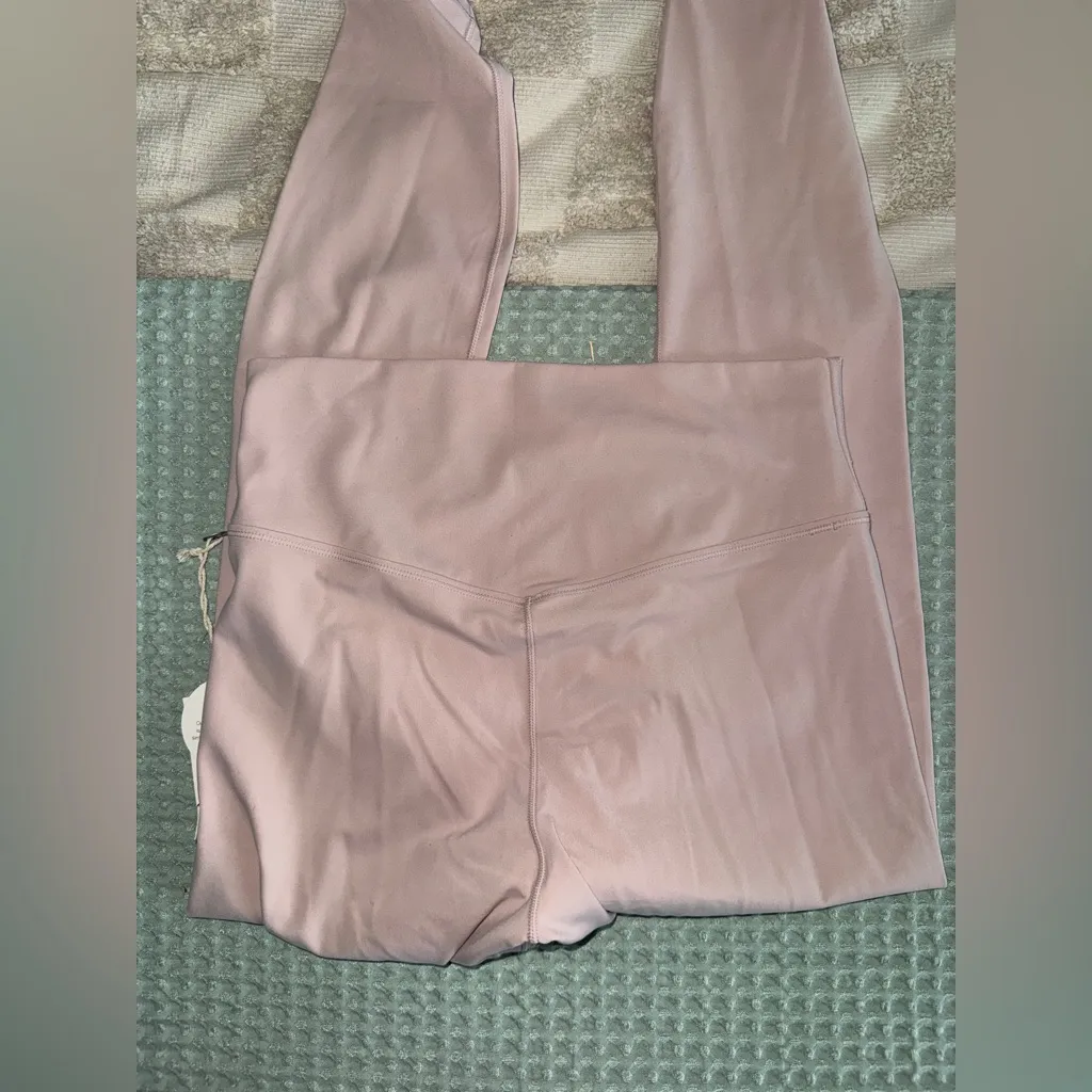NWT Vuori Women’s All the Form Leggings
Vintage Rose
Size M - Image 6