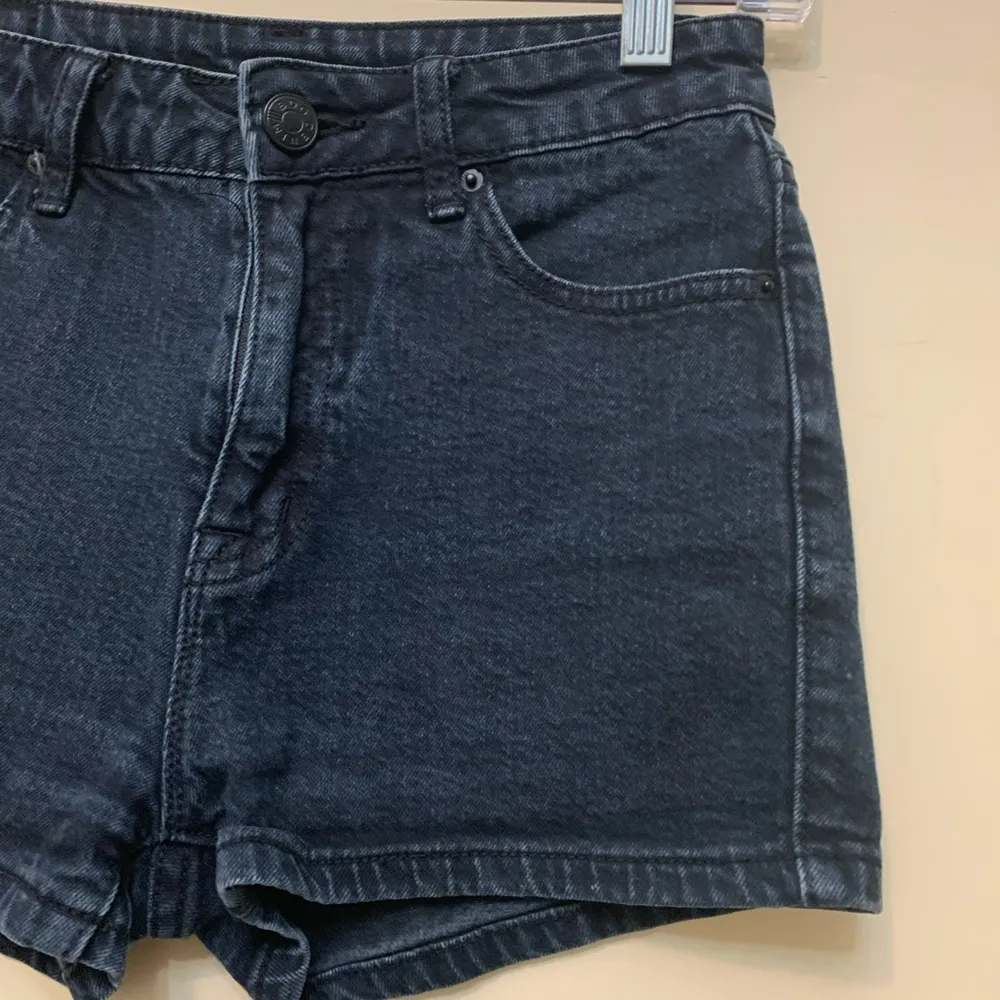 BDG High Rise Erin 5 Pocket Shortie Black Denim Shorts Size 25 - Image 4