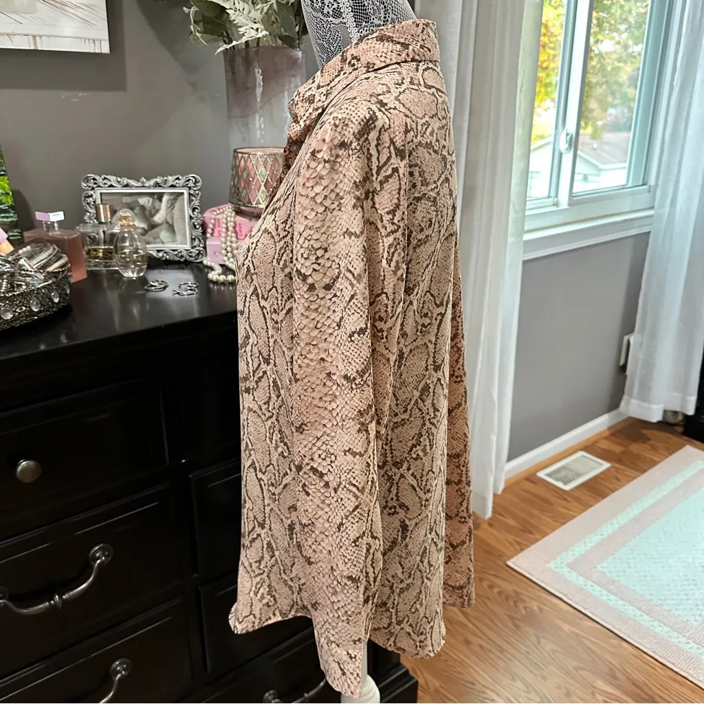 Rose & Olive Snake Print Button Down Shirt - Beige and Black Size Small - Image 6