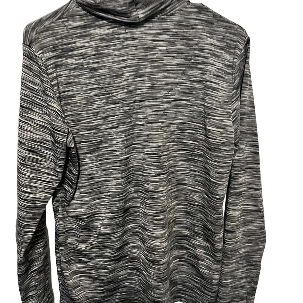 Sport Haley Cowl neck Long Sleeves Black
Gray Pattern size large - Image 6