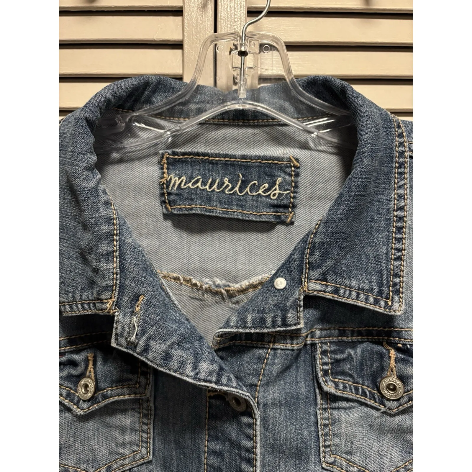 Maurices Med Wash Semi Crop Button Up Denim Jean Jacket Size XL Pockets - Image 2