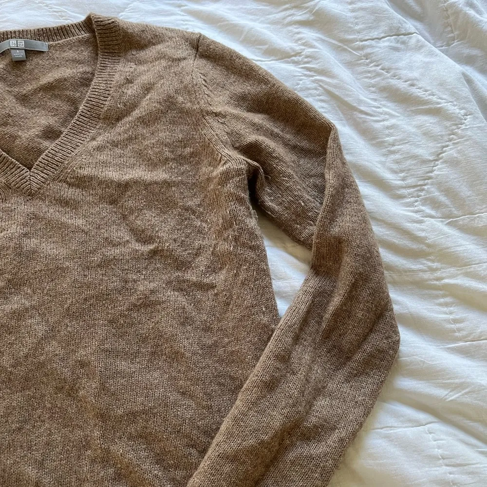 Uniqlo  brown v neck part wool sweater - Image 5