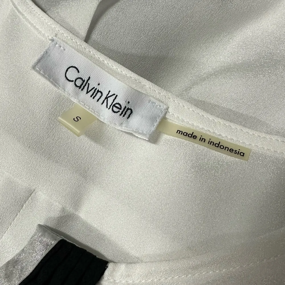 Calvin Klein White Black Silver Sleeveless Split Neck Blouse Womens Small - Image 7