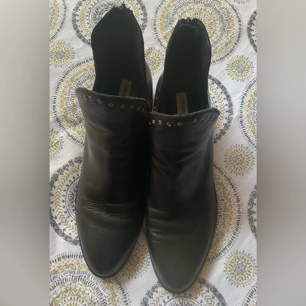 Chelsea & Violet Booties Kerri Leather Eyelet Hardware Block Heel Black sz 10M - Image 10