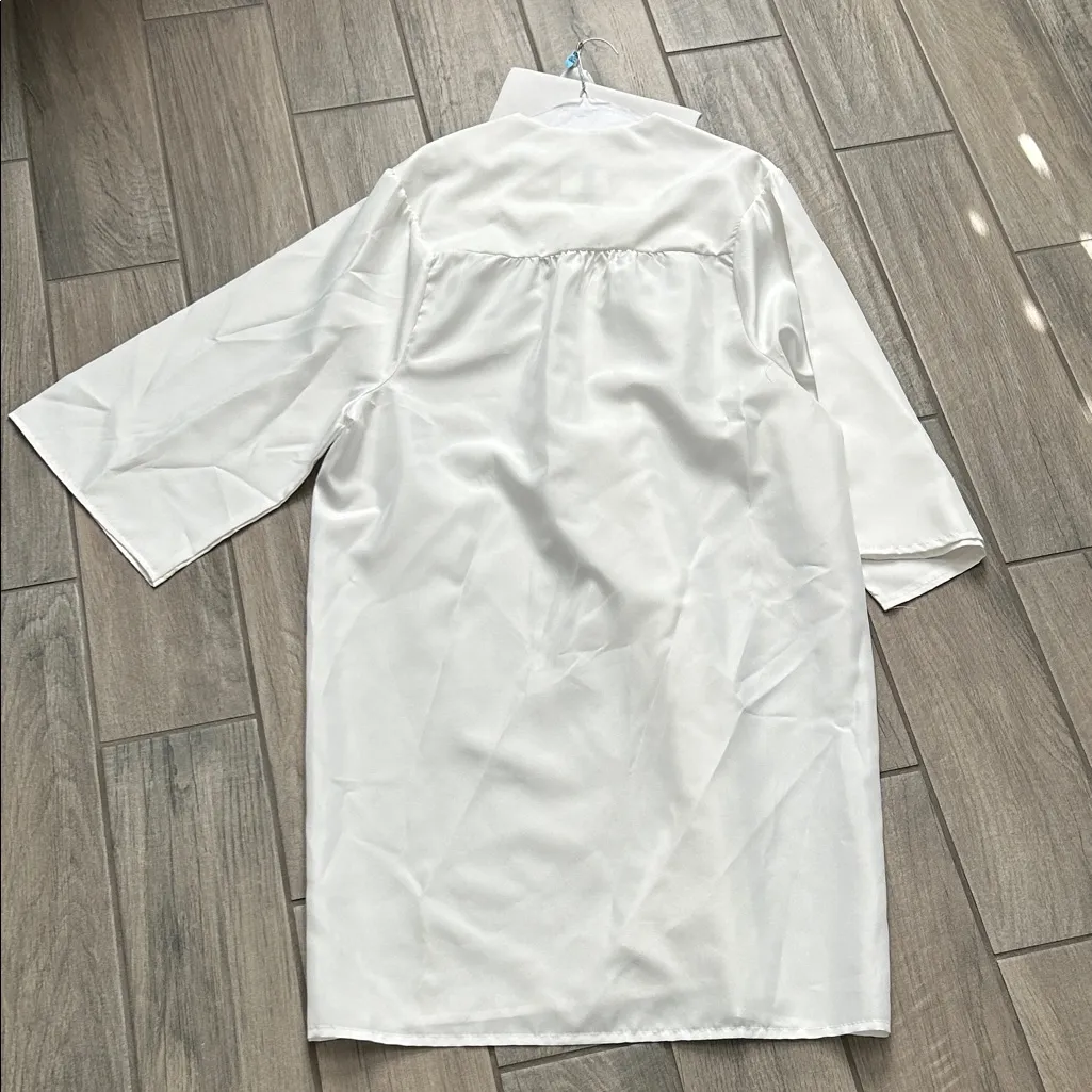 White cap and gown 5’1” - Image 6