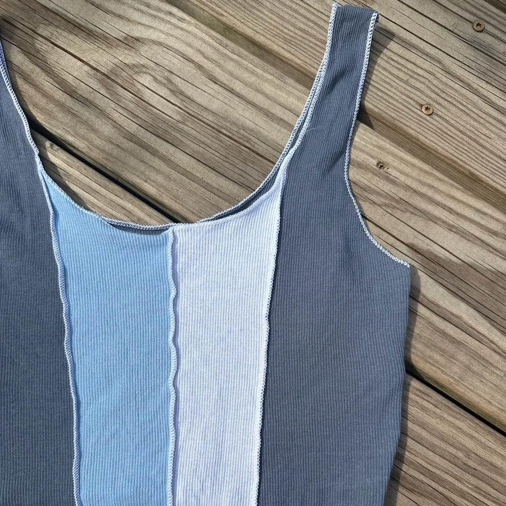 Hollister cropped tank top with shades of blue and white - Image 3