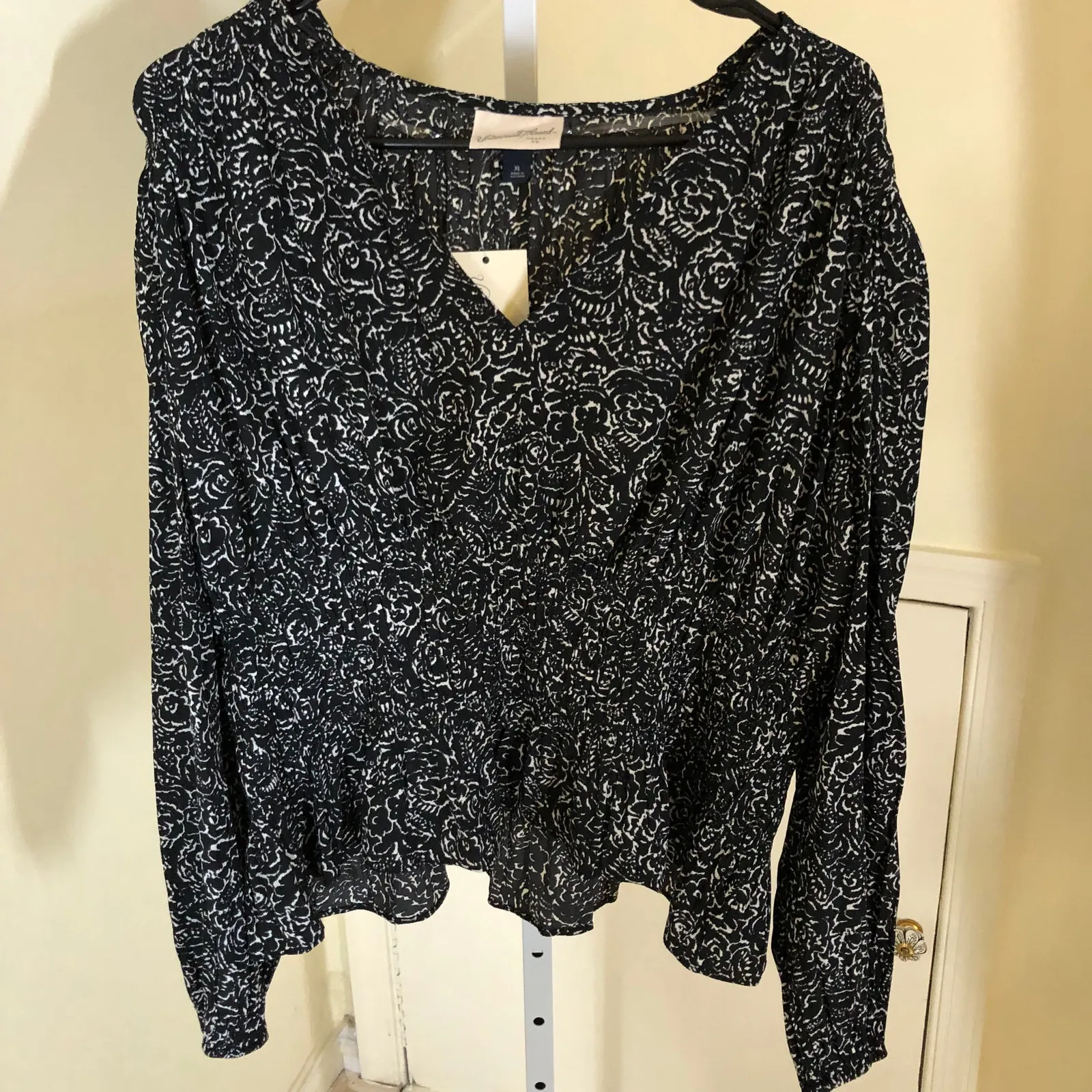 Universal Thread NWT Women's Smocked Peplum Black White Blouse Size XL - Image 3