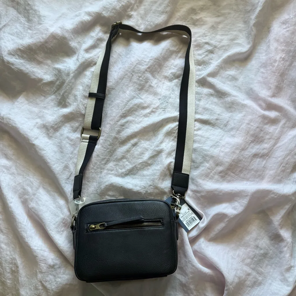 Universal Thread Black Faux Leather Crossbody Bag - Image 4