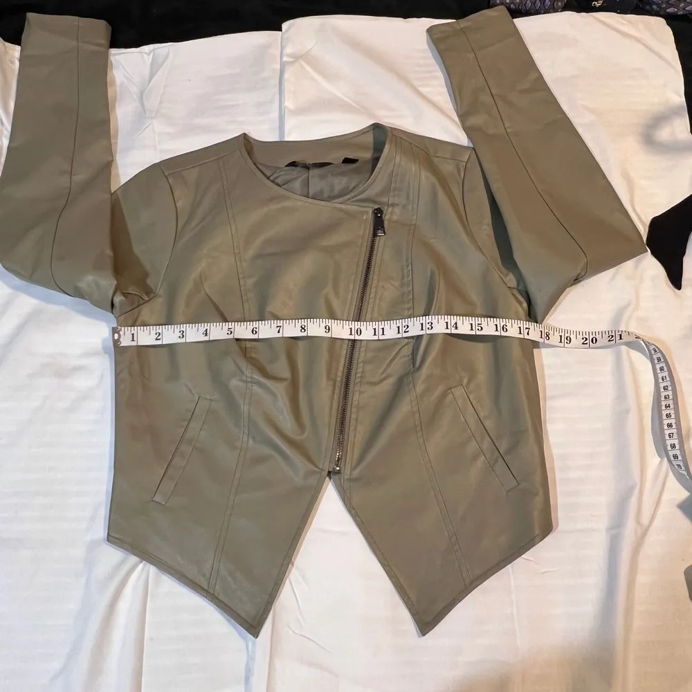 Stylish Gray Faux Leather Asymmetrical Cropped Moto Jacket with‎ Zipper Detail Green - Image 3