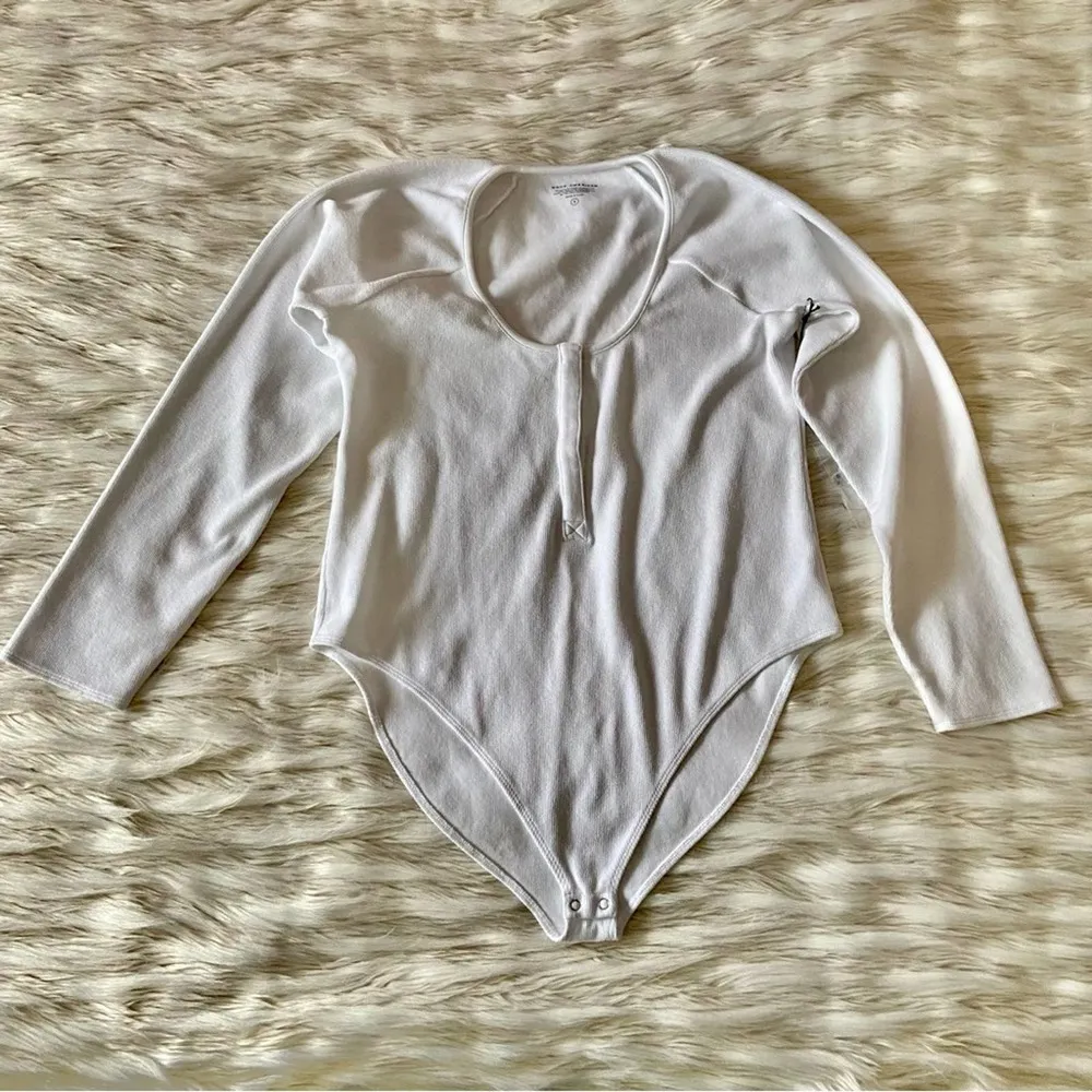 Good American White Micro Rib Scoop Neck Medium Coverage Long Sleeve Bodysuit - Image 34
