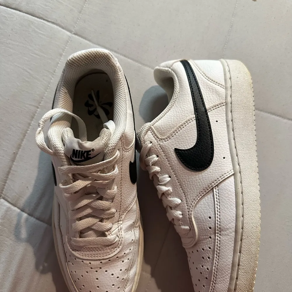 Nike Cream and Black Low-Top Sneakers - Image 7