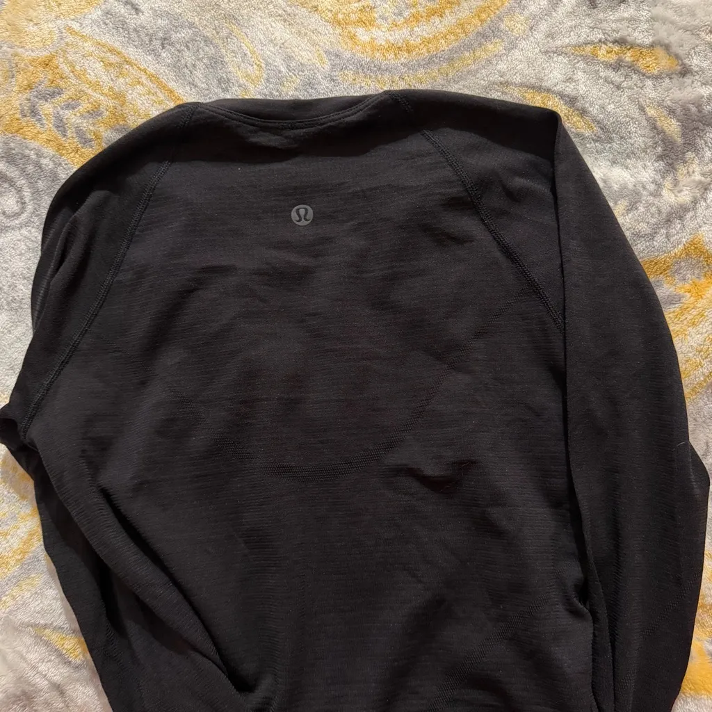 Lululemon swiftly black cropped long sleeve size 4 - Image 3