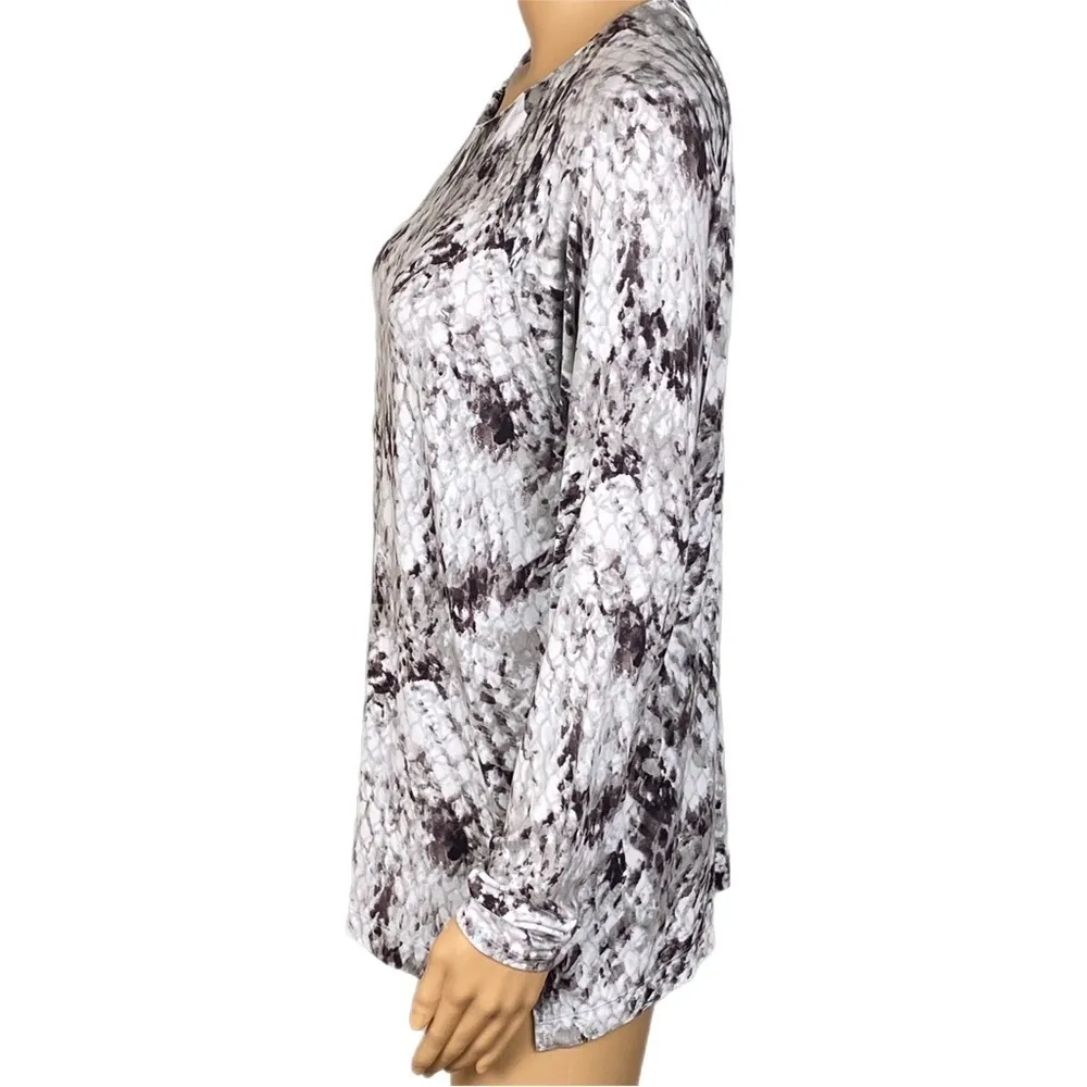 CALVIN KLEIN JEANS white and grey, snakeskin design, jersey t-shirt. Medium. EUC - Image 6