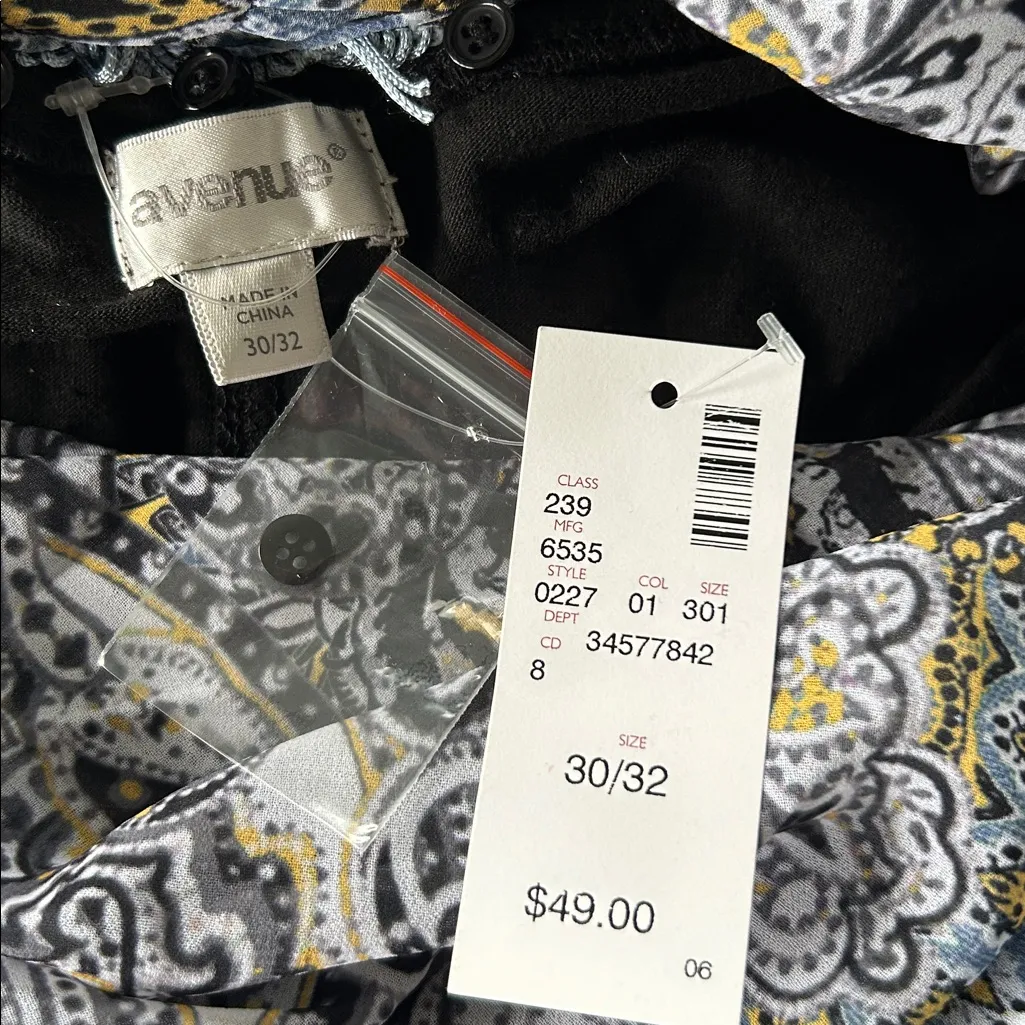 NWT!Avenue Black Tee with Blue & White Paisley Attached Scarf Size 30/32 or 4X - Image 5