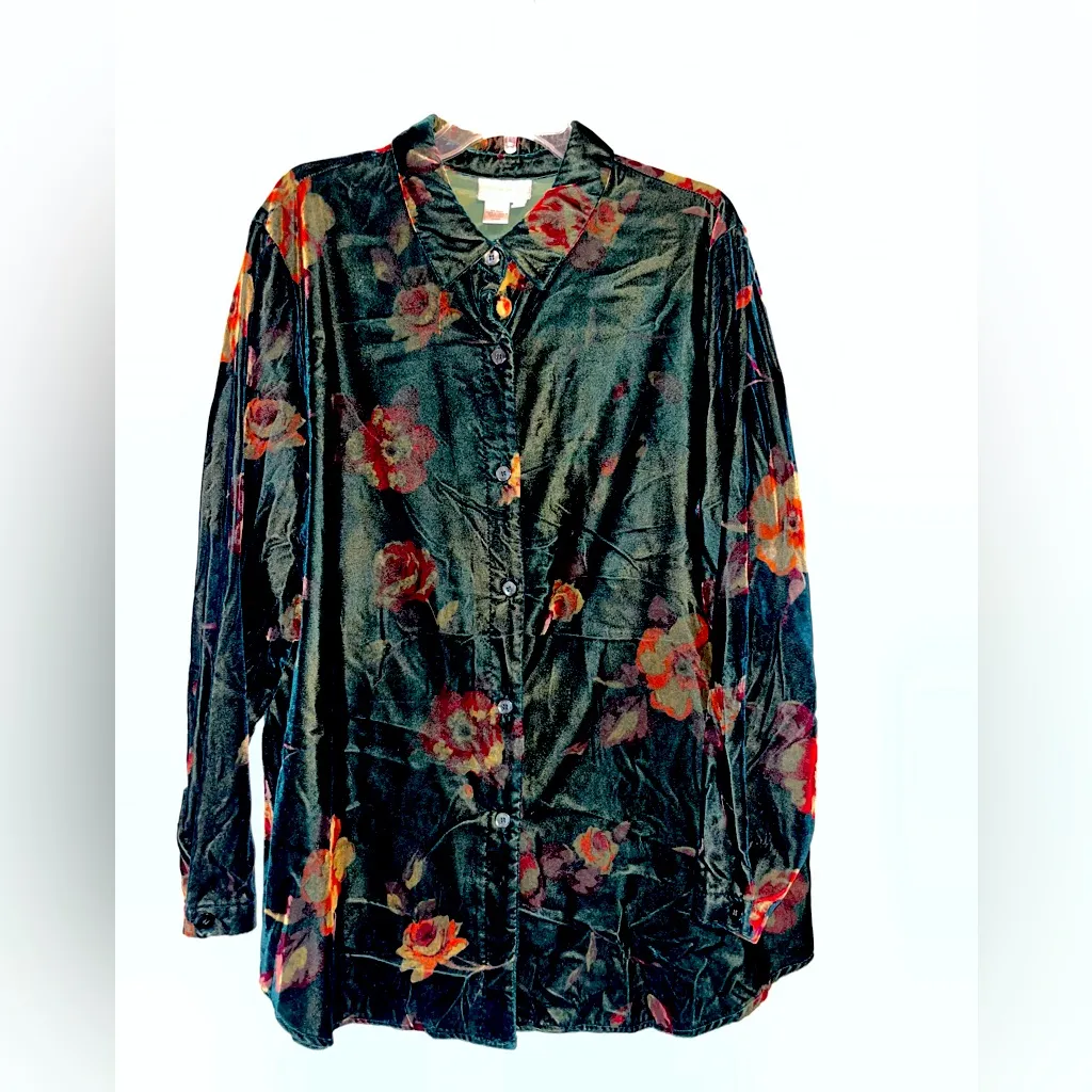 Vintage floral velvet shacket in dark emerald green with vibrant roses Size XL - Image 2