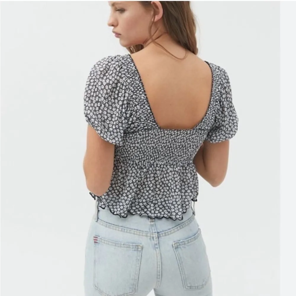 Urban Outfitters Black White Floral Crop Top Flouncy Flowy Puff Sleeve Small - Image 5