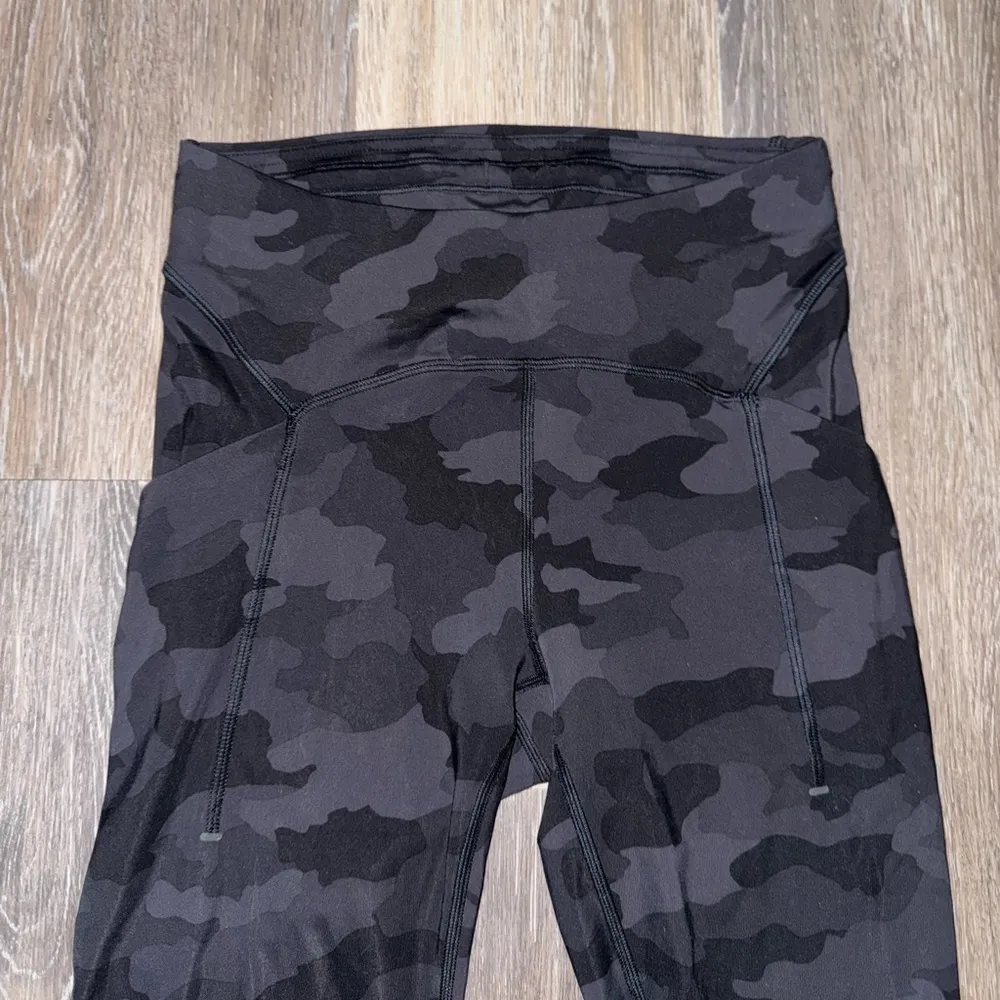 Lululemon Black Camo Leggings with side Pockets - Size 4 - Image 2