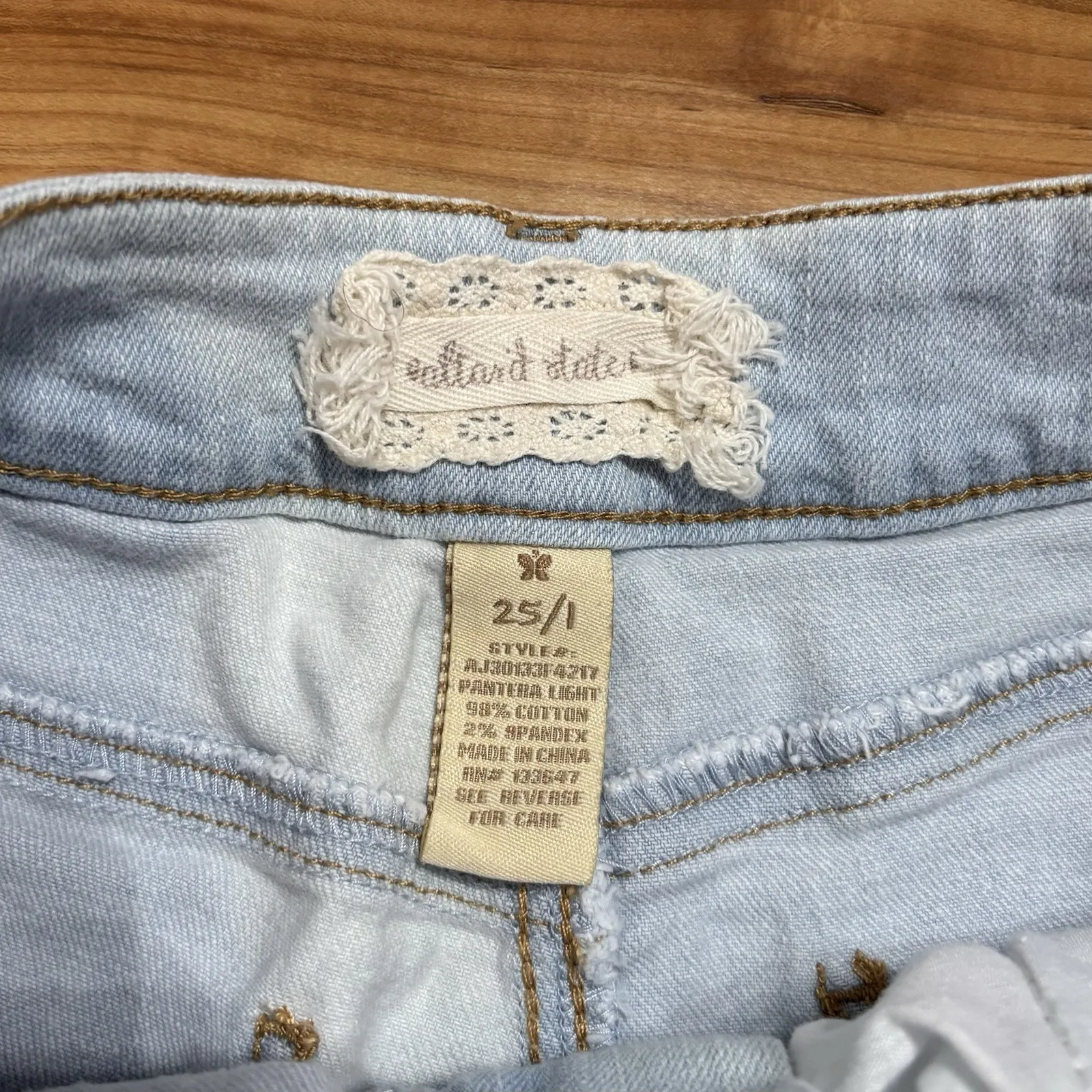 Altar'd State Women's Light Wash Denim Distressed‎ Hem Jean Shorts Sz 25/1 - Image 4