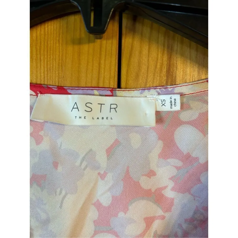 Astr Blouse Size XS red lilac floral short sleeve crop  (8658) Read￼ - Image 2