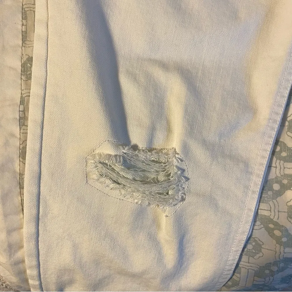 Old Navy White Boyfriend Skinny Mid-Rise Distressed Jeans Size 8 - Image 7