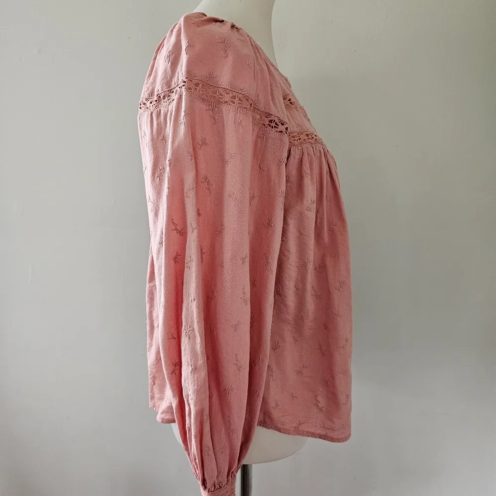 Old Navy Pink Embroidered Lace Trim Button Down Size Small - Image 5