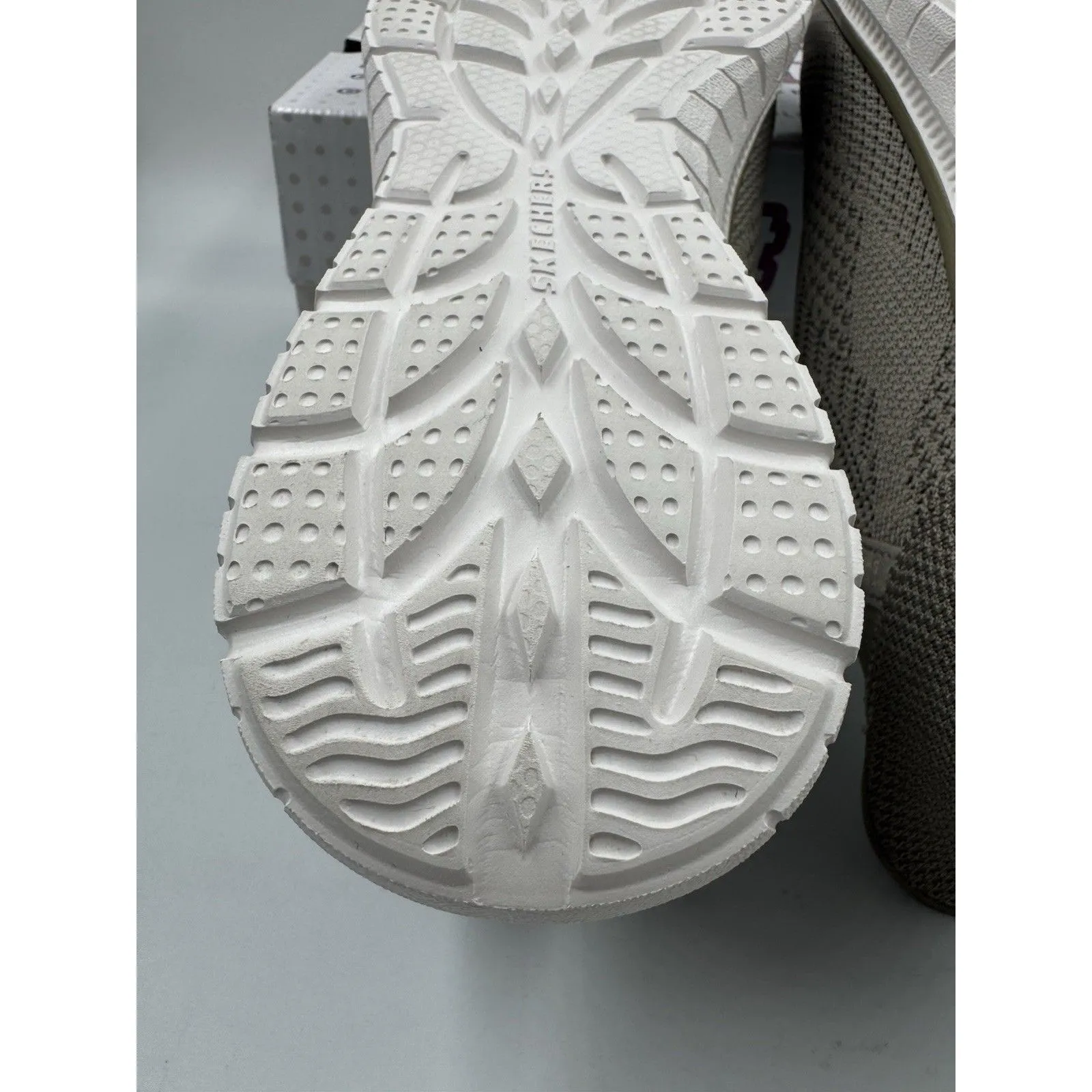 Skechers Women's Taupe Virtue Swift Fit Sneaker Hands Free Memory Foam Size 7.5 - Image 16