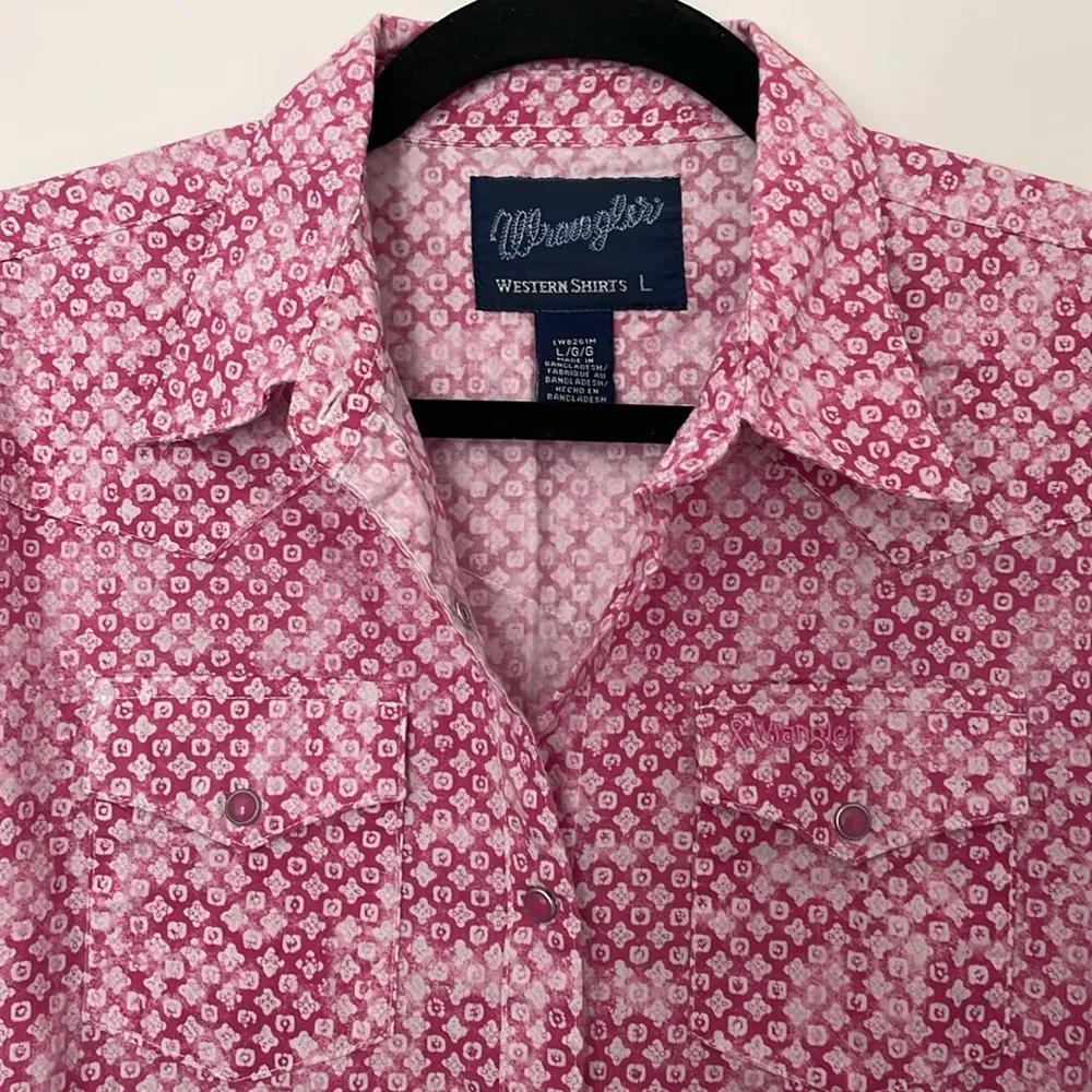 Wrangler Shirt Women’s Size Large Pink Breast Cancer Logo Pearl Snap Western - Image 2