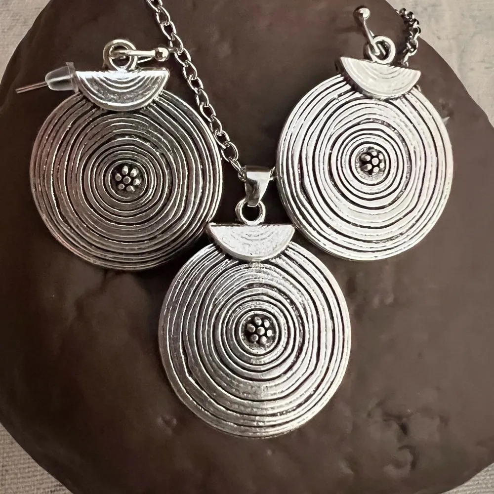 SET: Matching silver metal disc earrings & necklace - Image 3