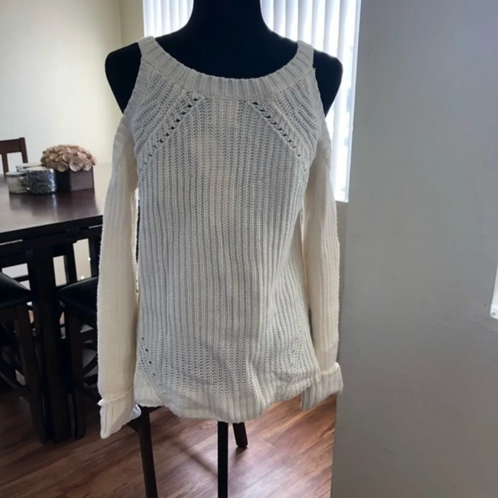 Hippie Rose Juniors' Cold-Shoulder Sweater sz M - Image 6