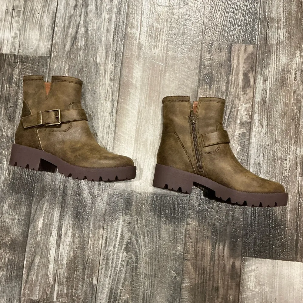 Zodiac  Tan Ankle Boots with Buckle Size 6.5 - Image 10