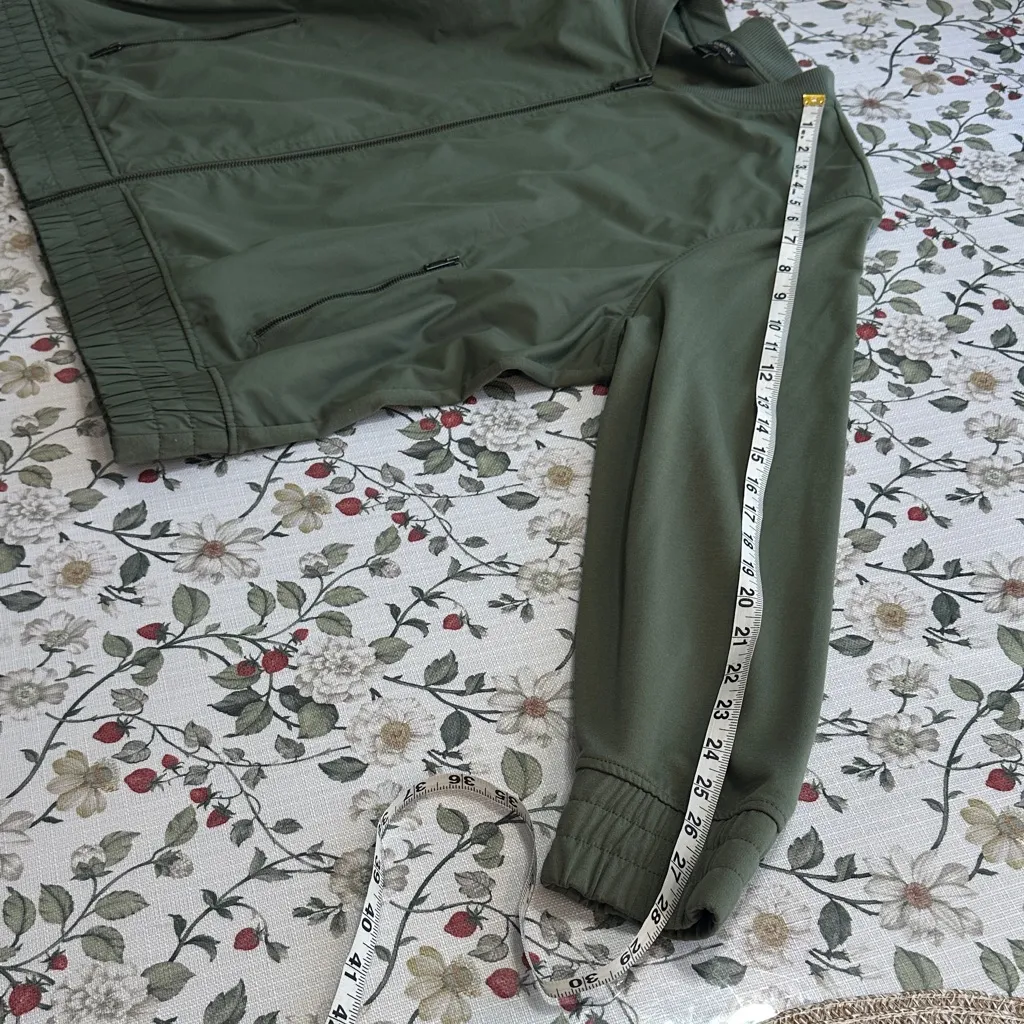 Banana Republic Sage Green zip up bomber jacket - Image 12